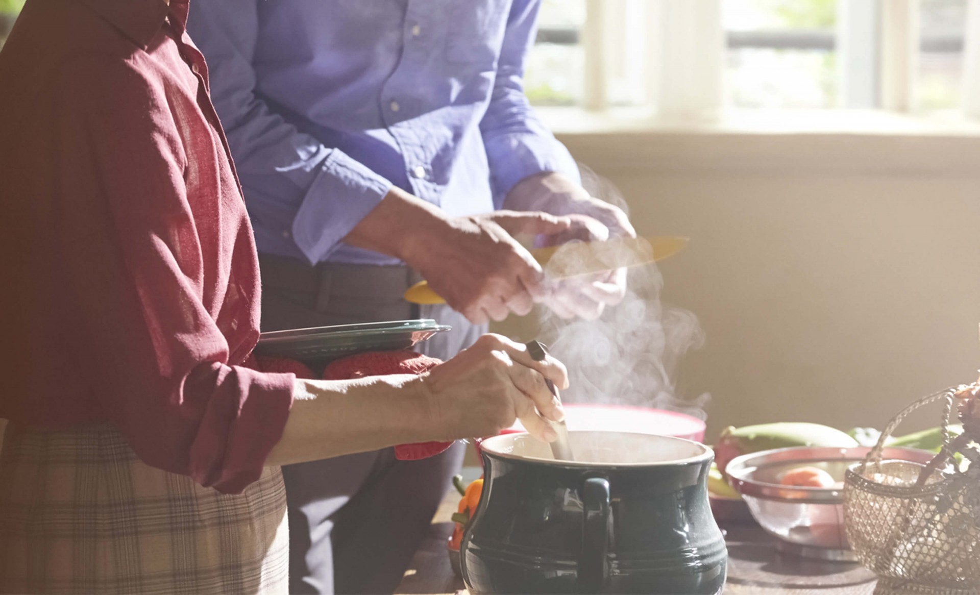 食事の準備をする人